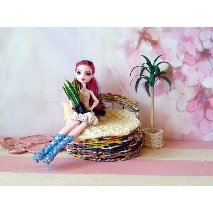 Miniature wicker sofa, round multi-color dollhouse