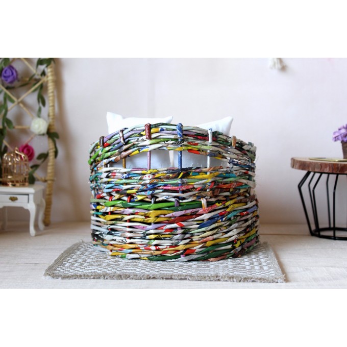 Miniature wicker sofa, round multi-color dollhouse