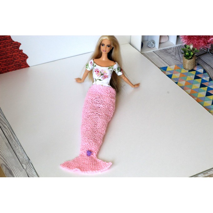 Knitted mermaid tail blanket for dolls, miniature