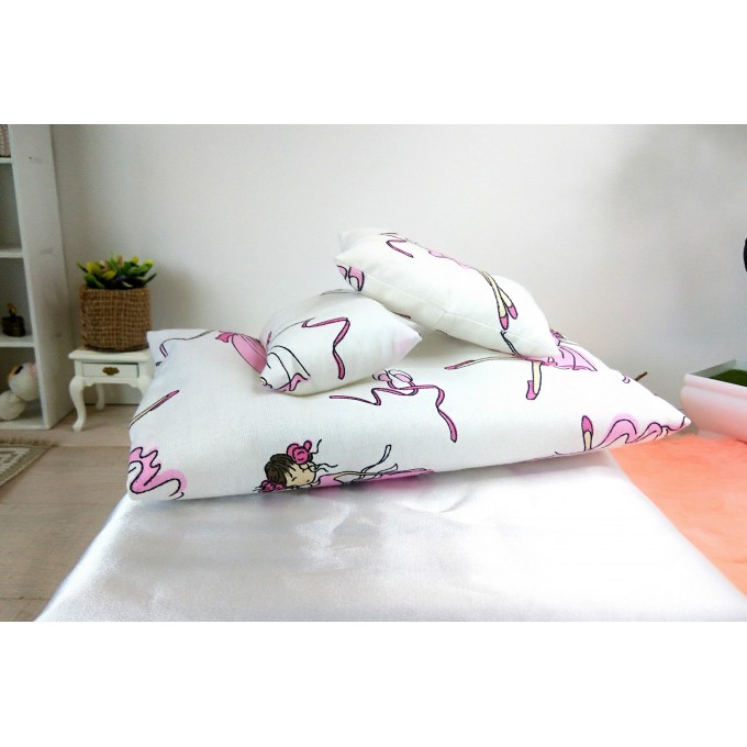 Miniature bedding set dollhouse blanket pillows pink