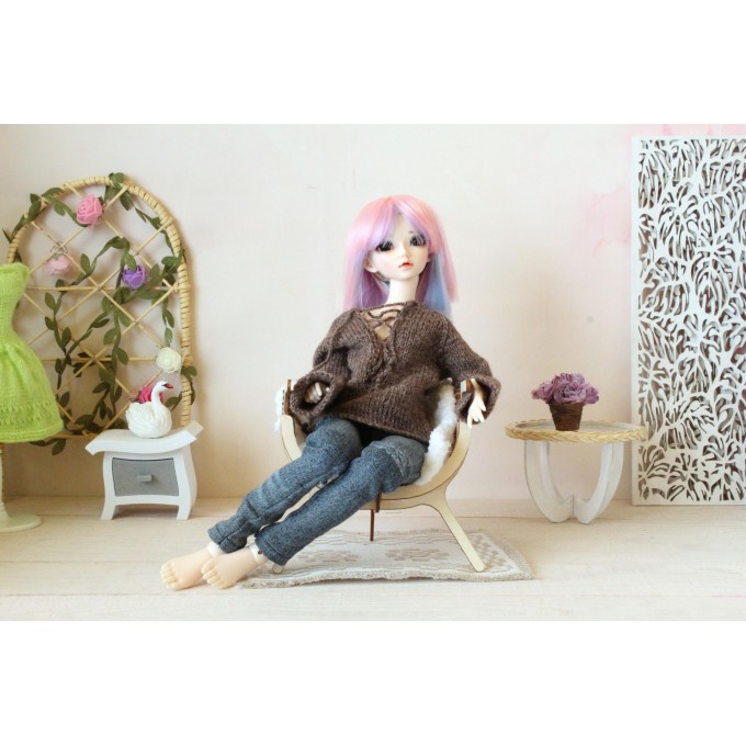 Miniature shield chair with 3 legs digital vector file