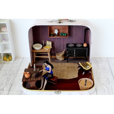 Travel dollhouse old